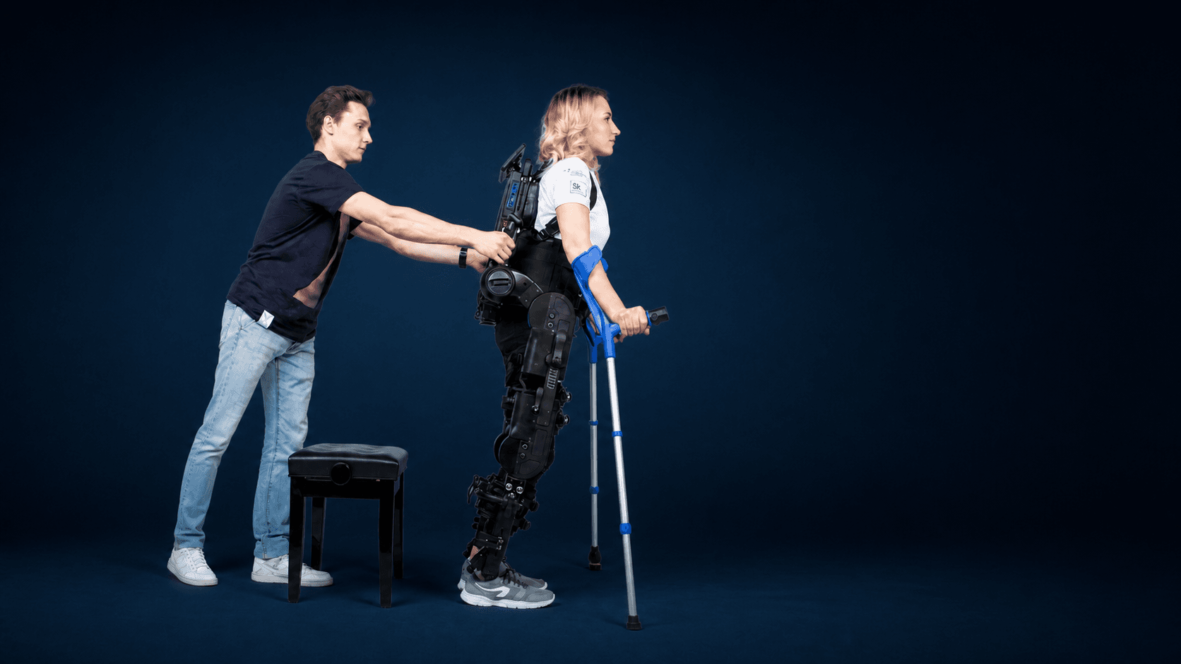 Занятие пациента и инструктора в экзоскелете ExoAtlet в центре ExoGym